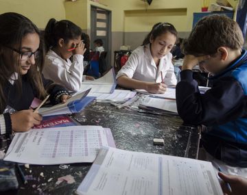 Alumnos de escuela primaria rindiendo el examen Aprender 2016