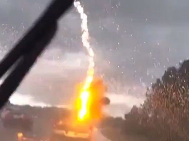 Video impresionante: grabaron el momento en el que un rayo caía sobre un auto