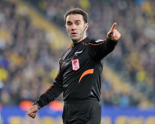 Secuestran a un árbitro por no cobrar un penal en Turquía