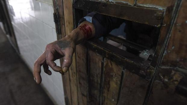 La Procuraduría de Violencia Institucional recorrió Olmos en junio y vio esta imagen de un preso autolesionado para pedir ayuda. (Foto: El Día)