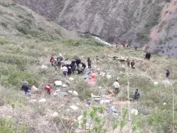 Al menos 20 muertos por un micro que cayó por un barranco
