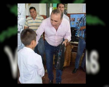 Intendente reparte mochilas a niños con dibujos de marihuana