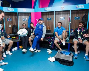 Una zurda inoxidable: los jueguitos de Maradona con una pelota de rugby