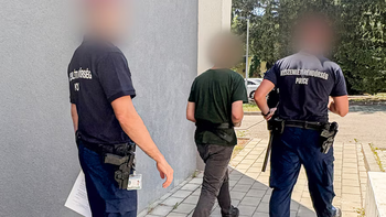 Detienen en Hungría a un hombre caníbal de 30 años que coleccionaba partes de cuerpos humanos. Detienen en Hungría a un hombre caníbal de 30 años que coleccionaba partes de cuerpos humanos.