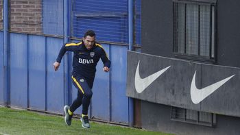 carlos tevez confirmo no se va de boca: obvio que sigo carlos tevez confirmo no se va de boca: obvio que sigo
