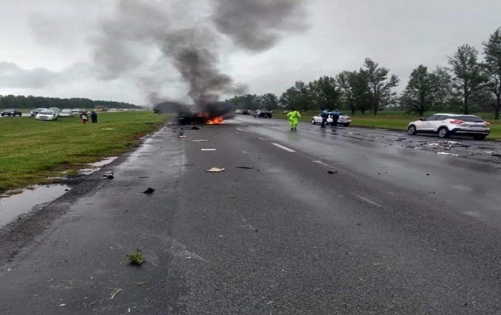 Impresionante choque múltiple en Ruta 9: un auto se incendió y hay tres muertos