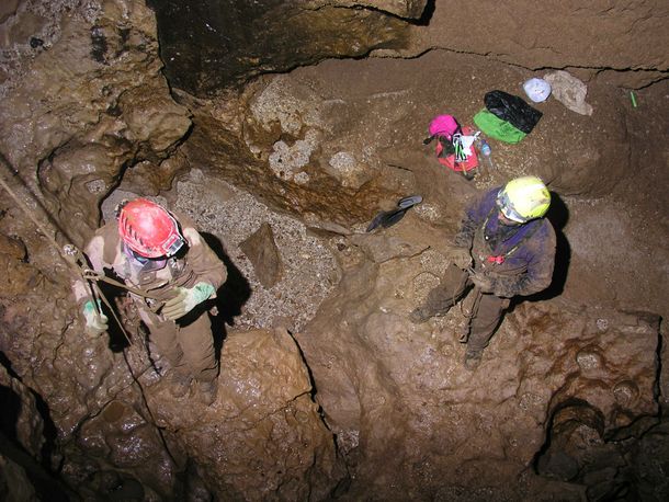 Perú: un explorador español está atrapado en una cueva desde hace nueve días
