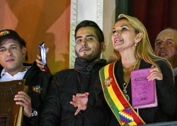 Se terminó de consumar el golpe de Estado: Jeanine Añez se autoproclamó presidenta