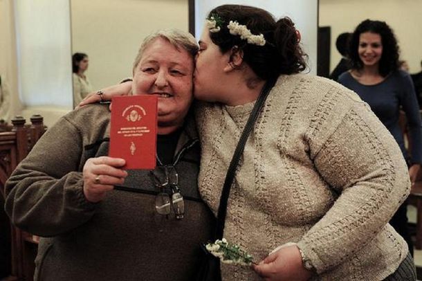 El amor sana: se casaron dos mujeres externadas del Hospital Moyano