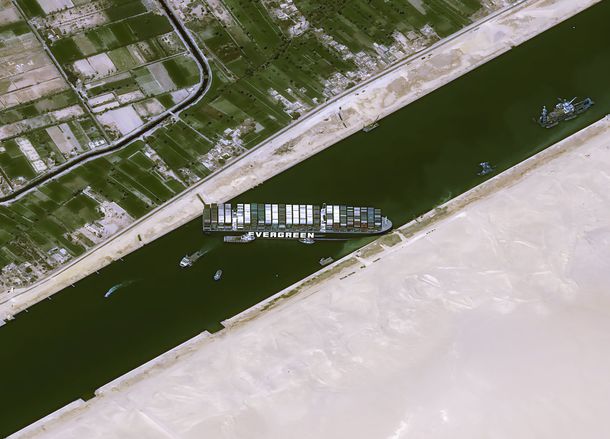 Así se ve el Ever Given atascado en el Canal de Suez, en tiempo real