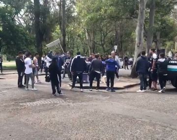 Hinchas de Gimnasia de La Plata rompieron un stand de campaña de Javier Milei