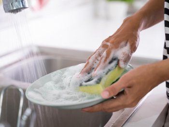 Cómo lavar los platos cuando se te acaba el detergente: trucos caseros que no fallan