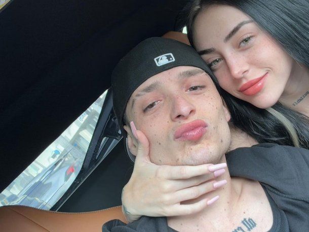 Filmaron a Peso Pluma de la mano con una mujer y Nicki Nicole lo borró de sus redes