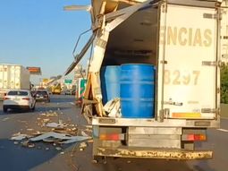 Caos en la Autopista 25 de Mayo por un choque entre dos camiones