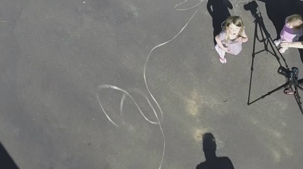 Le arrancó un diente flojo a su hija con la ayuda de un drone y grabó el proceso