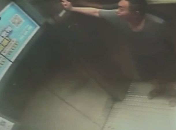 VIDEO: Se subió a un ascensor y cayó desde el piso 30