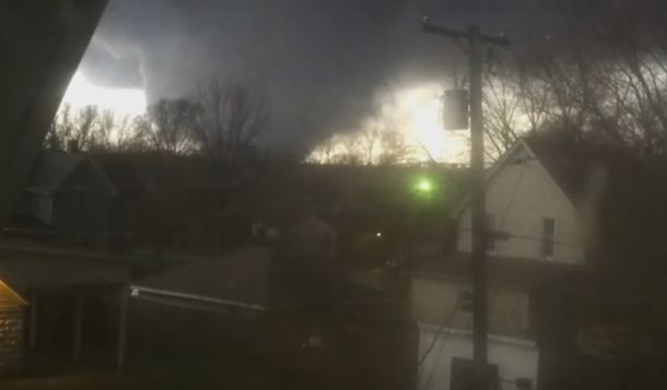 Un hombre grabó el tornado que arrasó con su casa y mató a su mujer