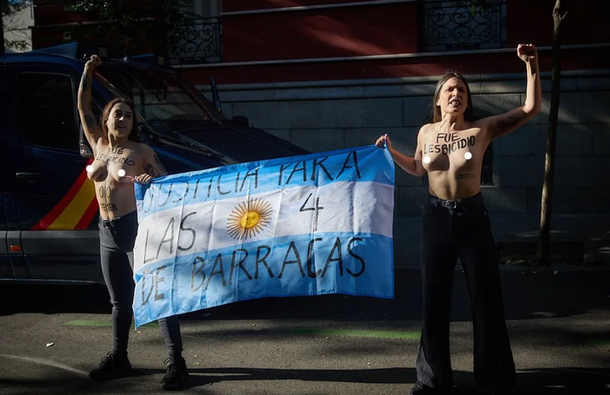 Feministas repudiaron la presencia de Javier Milei en la embajada argentina de España