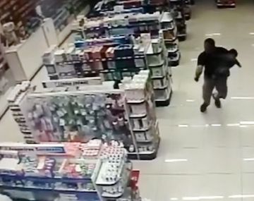 Video: Disparó y mató a dos ladrones mientras sostenía a su hijo en brazos