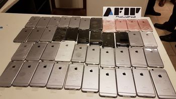 La mujer llevaba los iPhones ocultos entre sus ropas La mujer llevaba los iPhones ocultos entre sus ropas