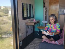 Silvia es dueña de un mini hogar container de 15 metros cuadrados en Villa Flor Serrana. Silvia es dueña de un mini hogar container de 15 metros cuadrados en Villa Flor Serrana.