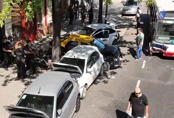 Un colectivero se desmayó y provocó un desastre en Palermo: se llevó puestos cuatro autos estacionados