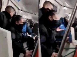 Violento ataque de una banda contra dos policías en un vagón del tren Belgrano Sur: ¡Pedazo de ortiva, ahora tenés miedo!