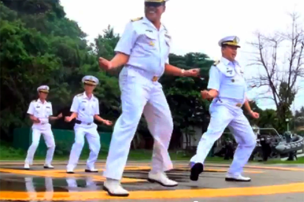 Marinos tailandeses se divierten al ritmo del Gangnam Style
