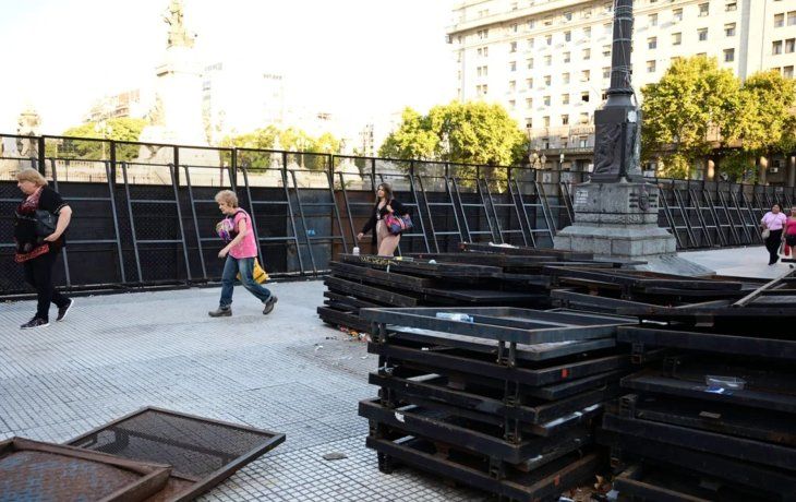 El Congreso, vallado en la previa a una nueva marcha de jubilados. Foto: NA.