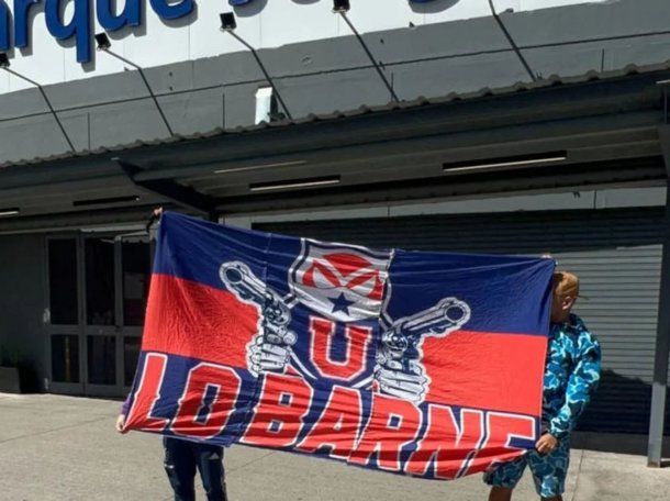 Dos hinchas de la Universidad de Chile desafiaron la prohibición y aparecieron en Argentina Dos hinchas de la Universidad de Chile desafiaron la prohibición y aparecieron en Argentina
