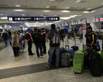 Sorpresiva medida de fuerza en Aerolíneas: ya hay vuelos cancelados en Aeroparque