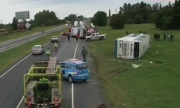 Volcó un micro en la ruta 2: hay un muerto y unos 28 heridos