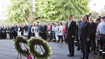 El rey Harald de Noruega (d) y el primer ministro, Jens Stoltenberg, asisten a una de las ceremonias conmemorativas. El rey Harald de Noruega (d) y el primer ministro, Jens Stoltenberg, asisten a una de las ceremonias conmemorativas.