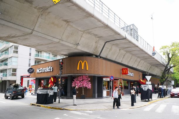 McDonalds inauguró nuevo local en el Barrio Chino, el único del país con productos inspirados en la cocina oriental