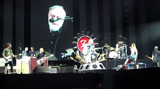 Foo Fighters tocó Under Pressure con el baterista de Queen, Roger Taylor