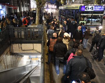 &nbsp;Largas colas en las paradas de colectivos producto del paro de subtes que afecta a todas las líneas y causa trastornos en los usuarios.