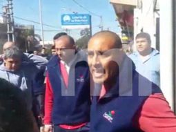 Reclaman una deuda y los reciben armados