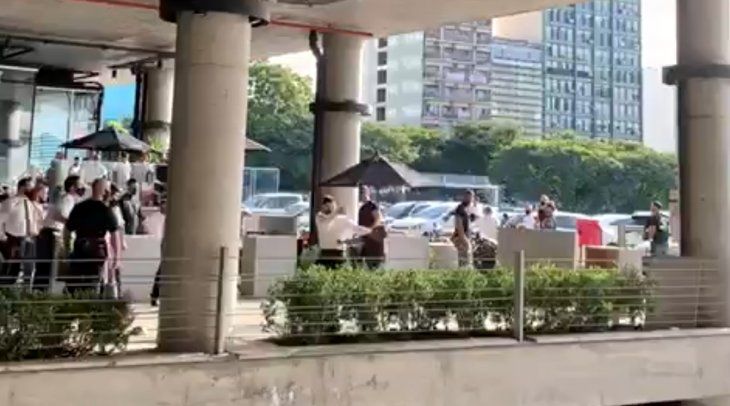 Video viral: mozos se pelearon con clientes que no querían pagar