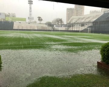 Así está el campo de juego del estadio de Quilmes (@CLMerlo)