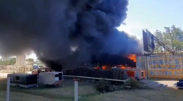 Moreno: caos por un incendio en un depósito de neumáticos