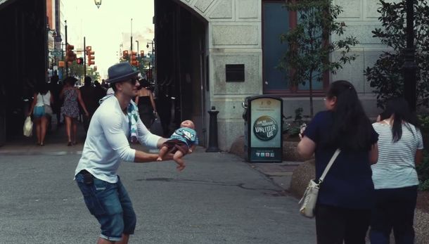 VIDEO: Un padre causó pánico con un bebé en el techo de su auto