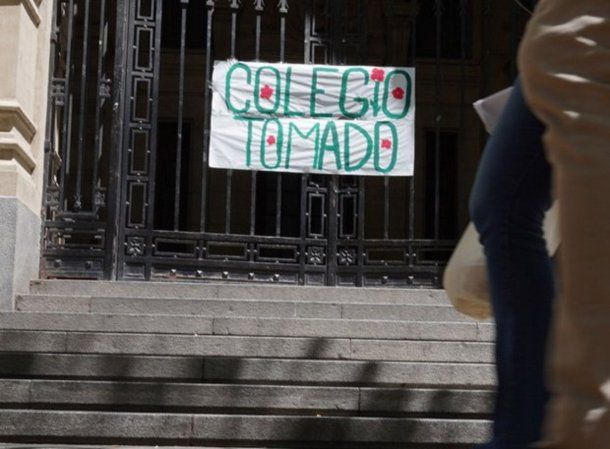 Estudiantes decidieron tomar el Nacional de Buenos Aires y el Pellegrini por el financiamiento universitario