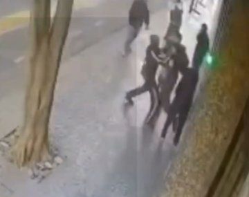 Intento de robo piraña en Recoleta: alerta por banda que arrinconó a un joven