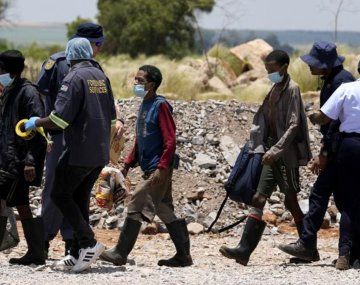 Sudáfrica: encontraron 78 cadáveres en una mina de oro ubicada a más de 2 kilómetros bajo tierra.