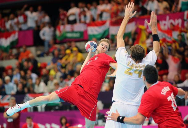 El español Viran Morros de Argila (d) en acción ante el húngaro Gabor Csaszar en handball