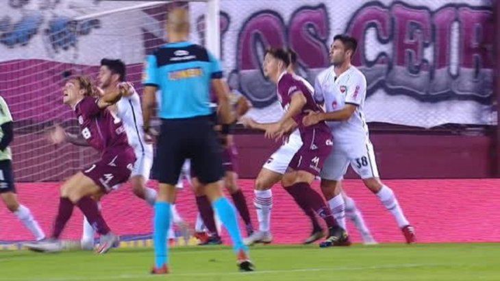 La piña de Pablo Pérez a un jugador de Lanús dentro del área que el árbitro no sancionó