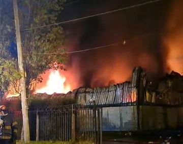 Un incendio destruye una fábrica de plásticos