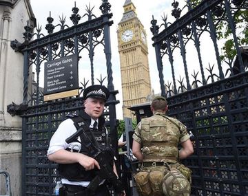 Pánico en Londres por un automovilista que se estrelló contra el Parlamento británico