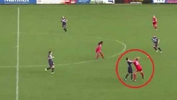 pinas a la francesa: feroz pelea en medio de un partido de futbol femenino pinas a la francesa: feroz pelea en medio de un partido de futbol femenino