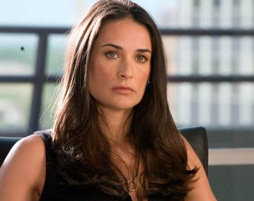 Demi Moore eligió una microbikini total black para disfrutar de una cascada